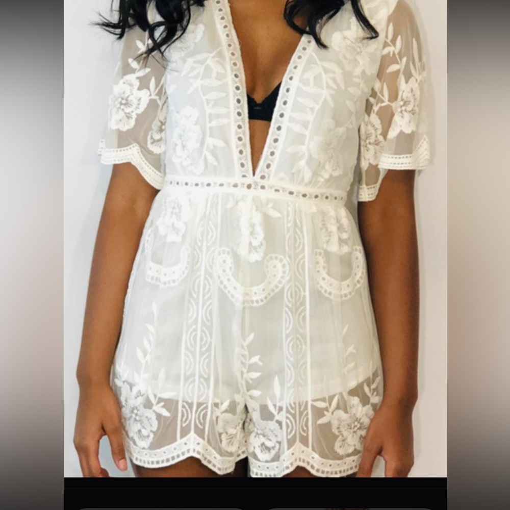 VESTIQUE white lace plunge linned romper size small.